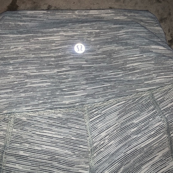 Lululemon grey and white Wunder 7/8 with mesh detail - Picture 6 of 7